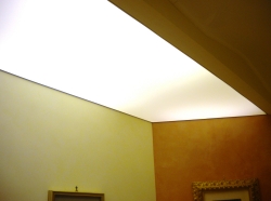 017_abitazione-privata-ingresso-eseguito-con-montaggio-di-profilo-in-pvc-invisibile-e-soffitto-teso-bianco-retroilluminato-con-neon-aosta